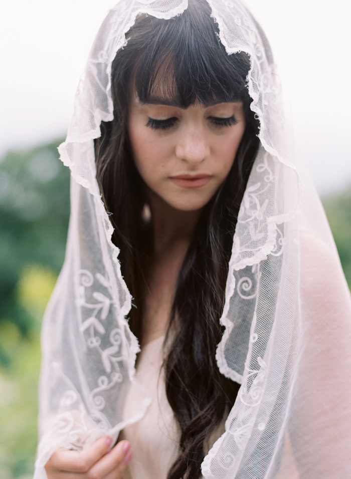 mountain-ethereal-rustic-white-black-netural-wedding-ideas-12