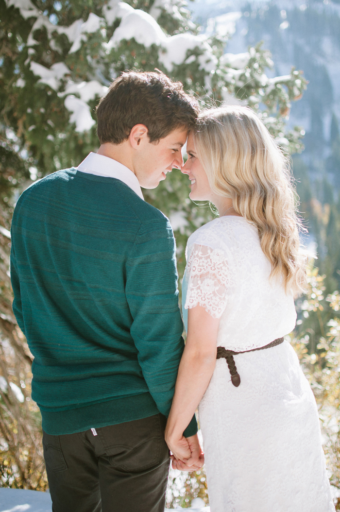 snowy-fall-engagement-6