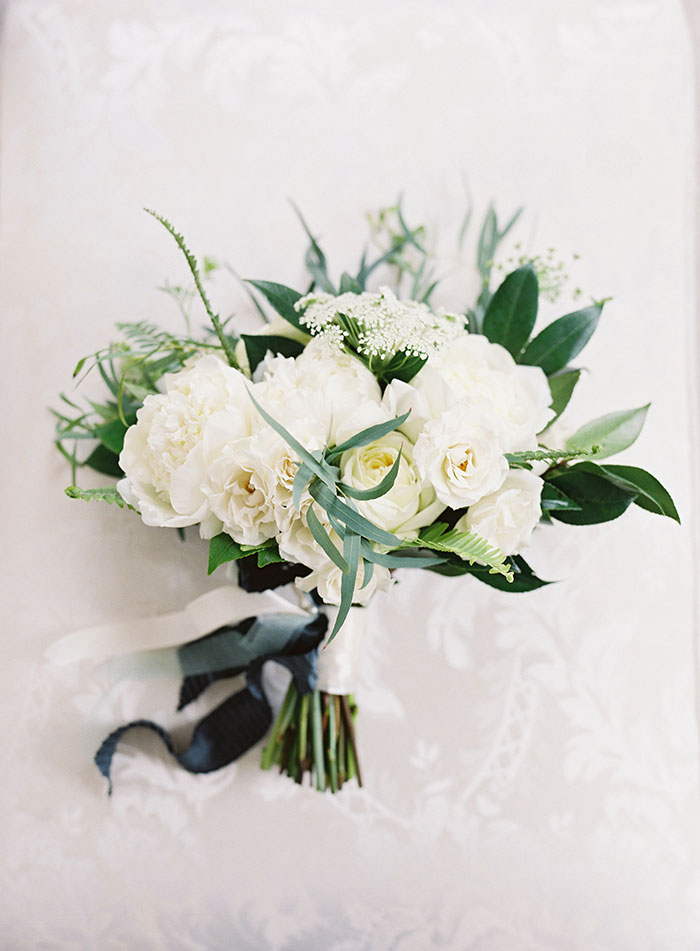 brittland-manor-relaxed-elegant-maine-gold-wedding-party-inspiration00