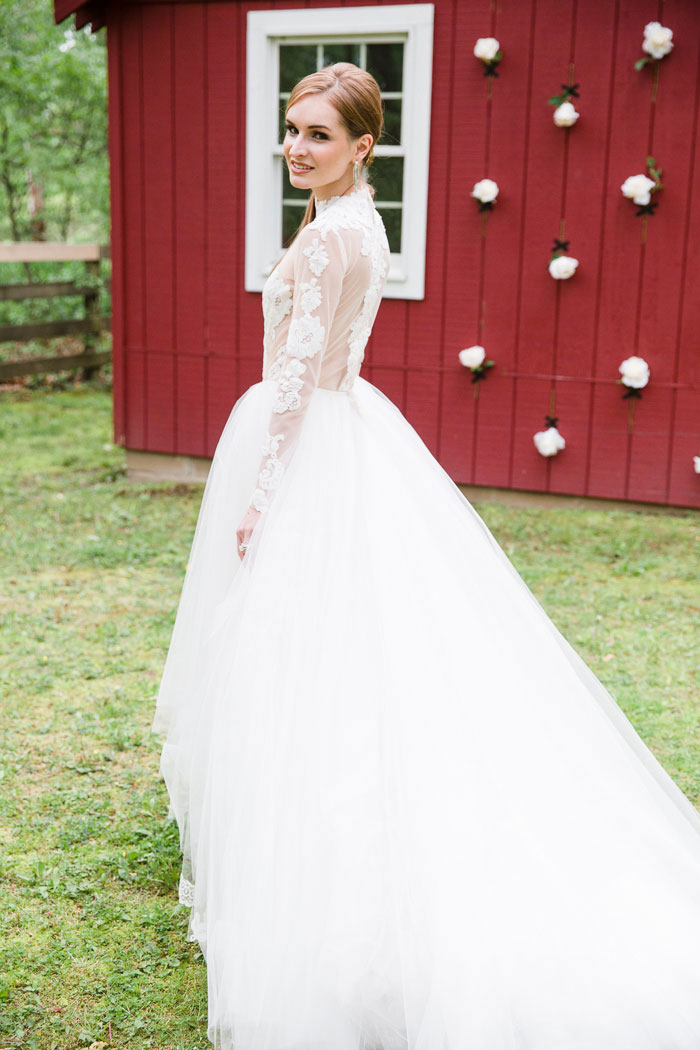punchy-southern-red-barn-wedding-inspiration16