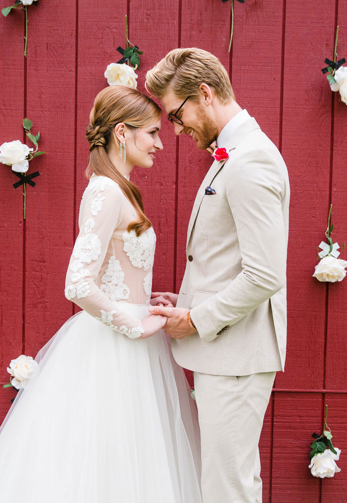 punchy-southern-red-barn-wedding-inspiration19