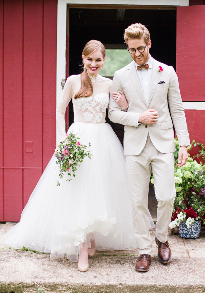 punchy-southern-red-barn-wedding-inspiration31