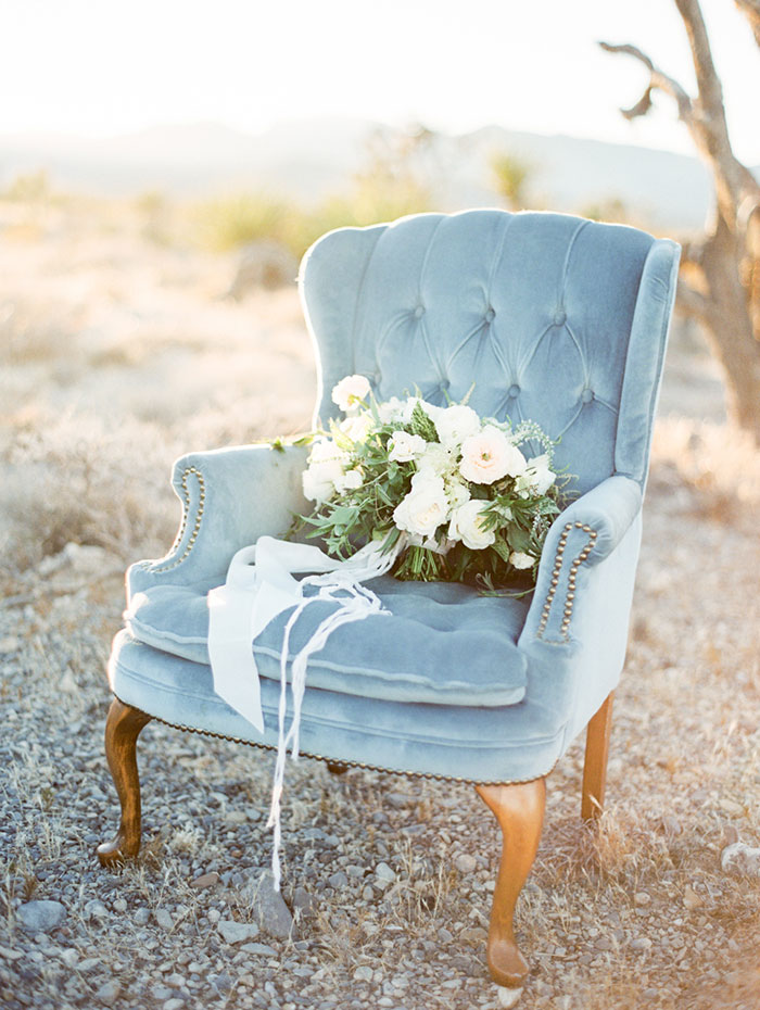 desert-anniversary-white-black-lace-organic-romantic-wedding-inspiration01